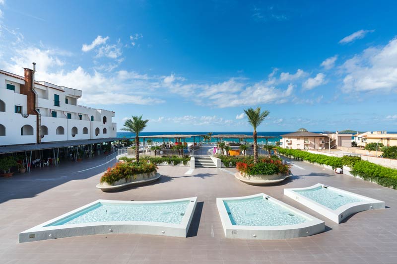 Saracen Sands Hotel — terrazza vista mare