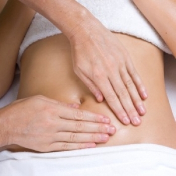Massaggio con oli essenziali, contro il dolore mestruale