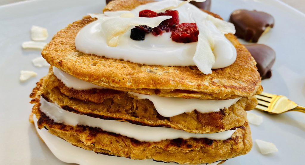 Pancake con yogurt, chips di cocco e bacche di goji – Ricetta Pancake