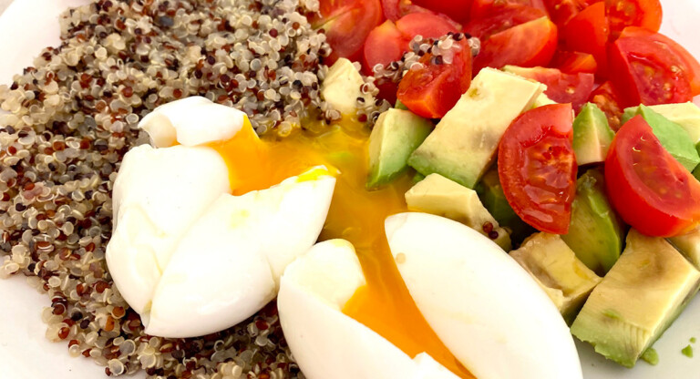 Insalata avocado, uova, quinoa e pomodori – Ricetta