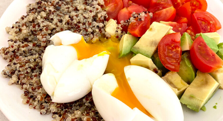 Insalata avocado, uova, quinoa e pomodori – Ricetta