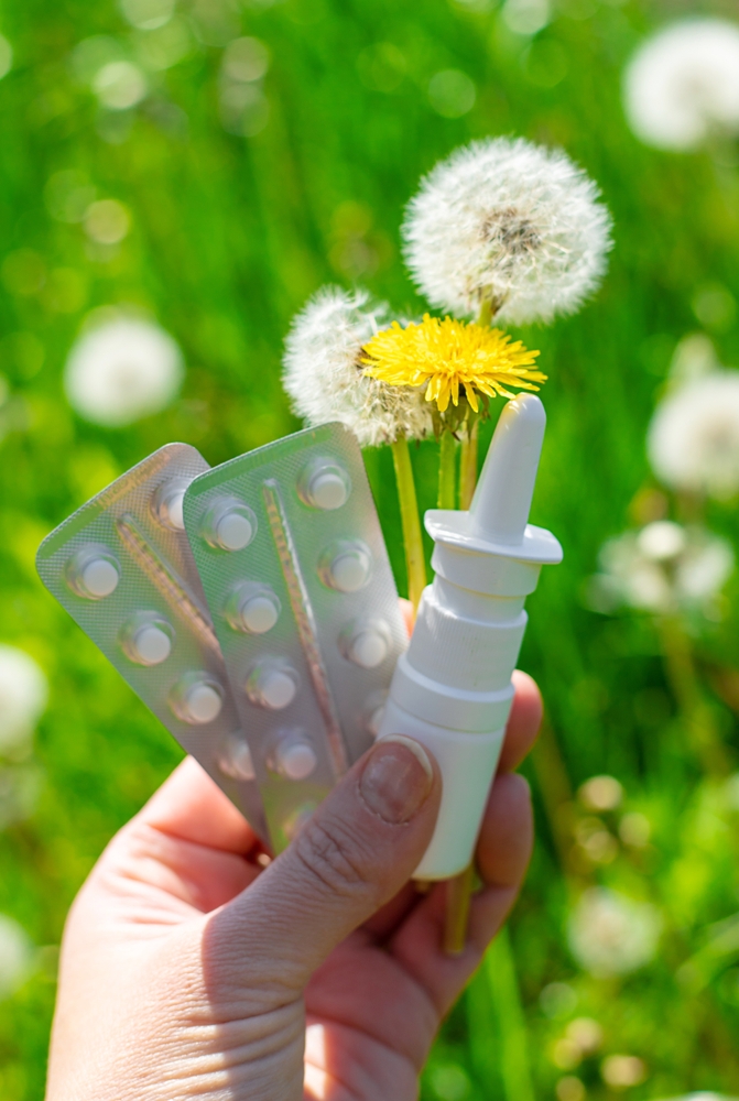 Donna che starnutisce all'aperto durante la stagione delle allergie primaverili