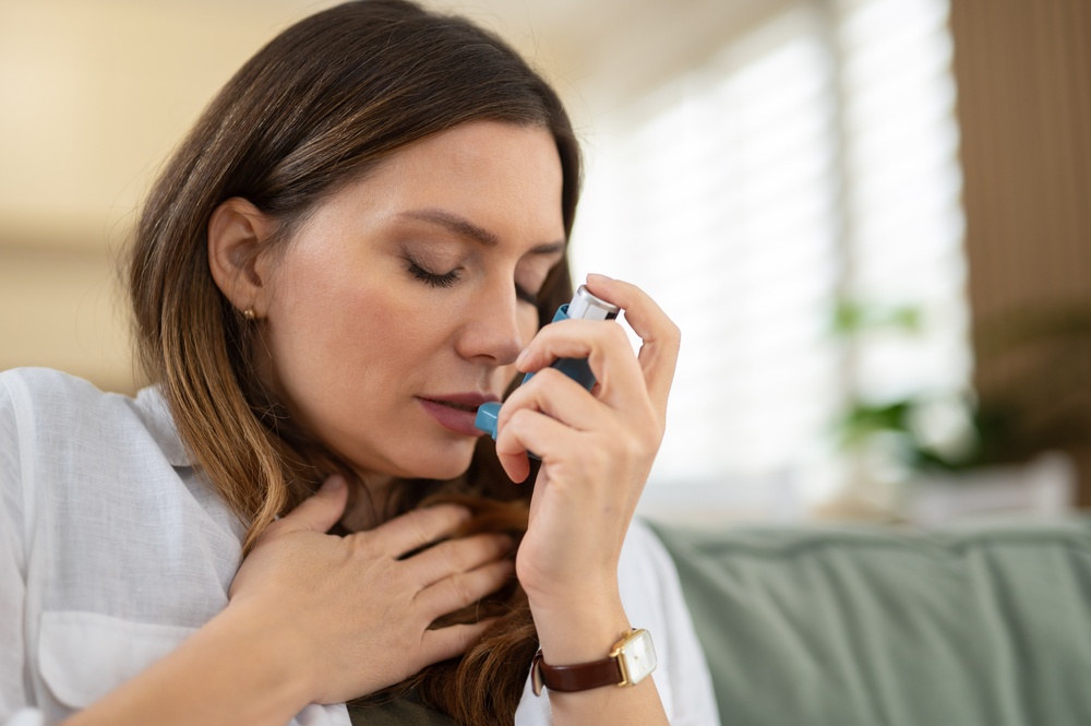 Uomo sveglio di notte con stress e respiro affannoso — connessione tra emozioni e respirazione