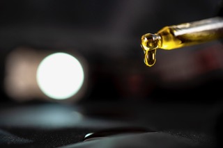 Olio di argan in gocce: olio vegetale ricco di acidi grassi insaturi e componenti insaponificabili